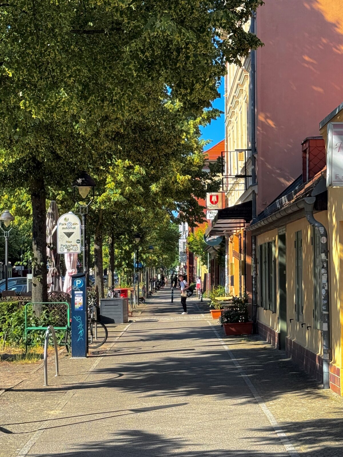 Breiter Gehweg B