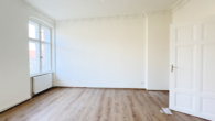 Wohnzimmer - Renovierte Altbauwohnung mit neuer EBK & Tageslichtbad nah HBF