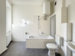Tageslichtbad mit Wanne - Renovierte Altbauwohnung mit neuer EBK & Tageslichtbad nah HBF