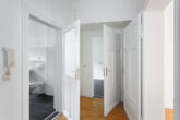 Helle Wohnung mit Tageslichtbad im 1.OG - bezugsfrei & provisionsfrei - Flur mit Blick zum Bad, Küche und Wohnbereich