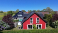 Seitenansicht rotes Haus - Zwei nordische Schwedenhäuser inkl. Saunahaus zur Eigennutzung oder Ferienvermietung