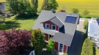 Luftaufnahme rotes Haus - Zwei nordische Schwedenhäuser inkl. Saunahaus zur Eigennutzung oder Ferienvermietung