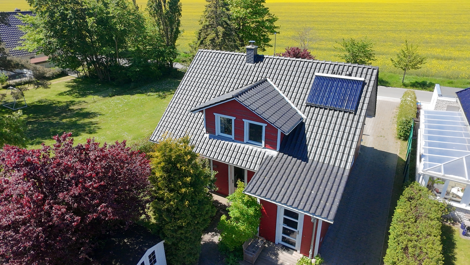 Luftaufnahme rotes Haus