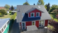 Luftaufnahme rotes Haus - Zwei nordische Schwedenhäuser inkl. Saunahaus zur Eigennutzung oder Ferienvermietung
