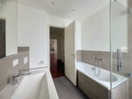 Masterbad - Bezugsfreie Wohnung mit 2 Balkonen, Fahrstuhl, Gäste-WC & Tiefgaragenplatz in Innenstadtlage
