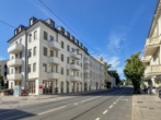 Hausansicht -zentrale Innenstadtlage - Bezugsfreie Wohnung mit 2 Balkonen, Fahrstuhl, Gäste-WC & Tiefgaragenplatz in Innenstadtlage