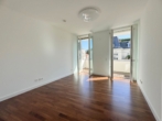 Schlafzimmer 1 - Bezugsfreie Wohnung mit 2 Balkonen, Fahrstuhl, Gäste-WC & Tiefgaragenplatz in Innenstadtlage