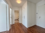 Flur - Bezugsfreie Wohnung mit 2 Balkonen, Fahrstuhl, Gäste-WC & Tiefgaragenplatz in Innenstadtlage