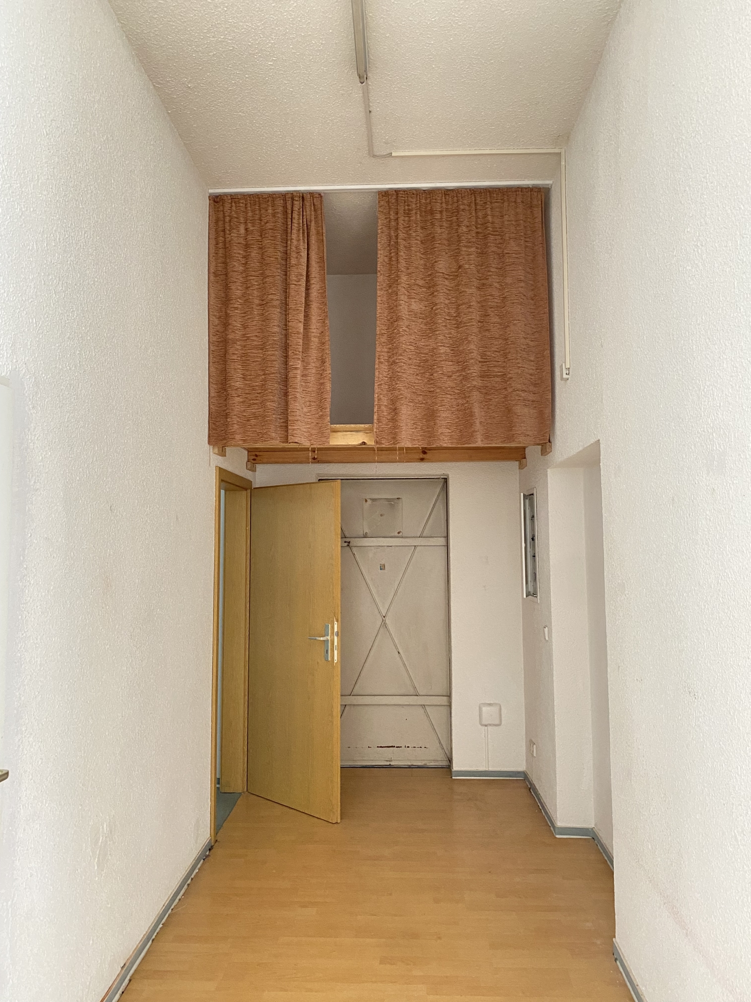 J17_Gewerbe_Blick zum 2. Eingang
