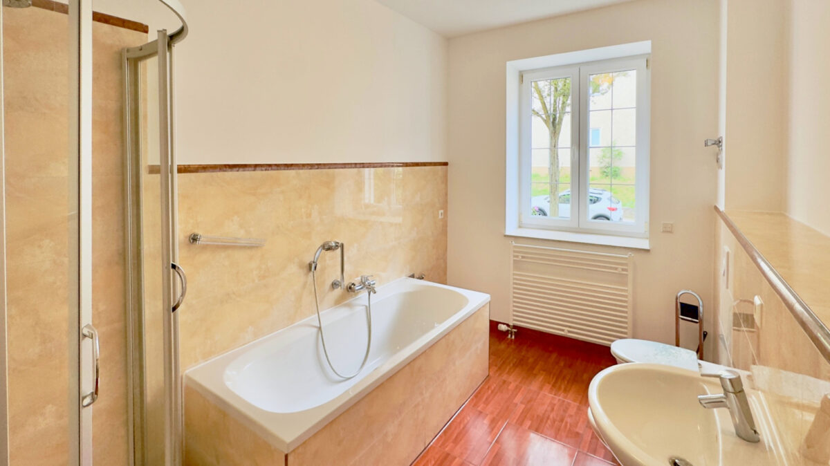 11_Badezimmer_mit_Badewanne