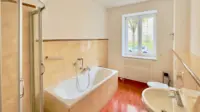 11_Badezimmer_mit_Badewanne