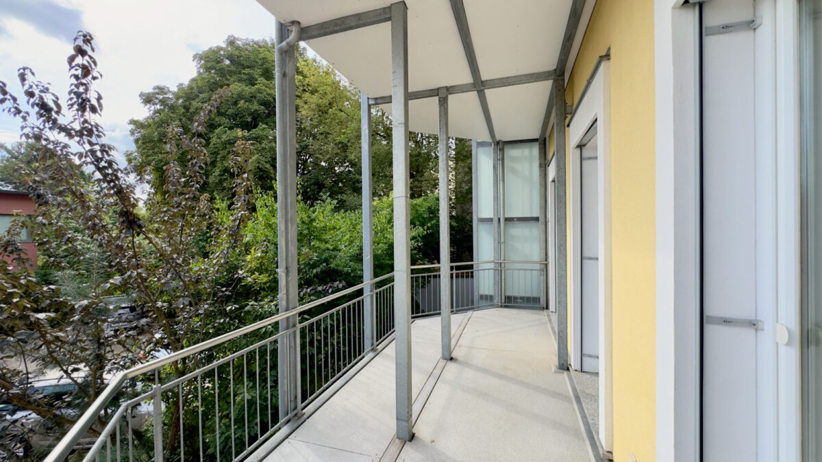 04_Balkon_mit_Gruenblick