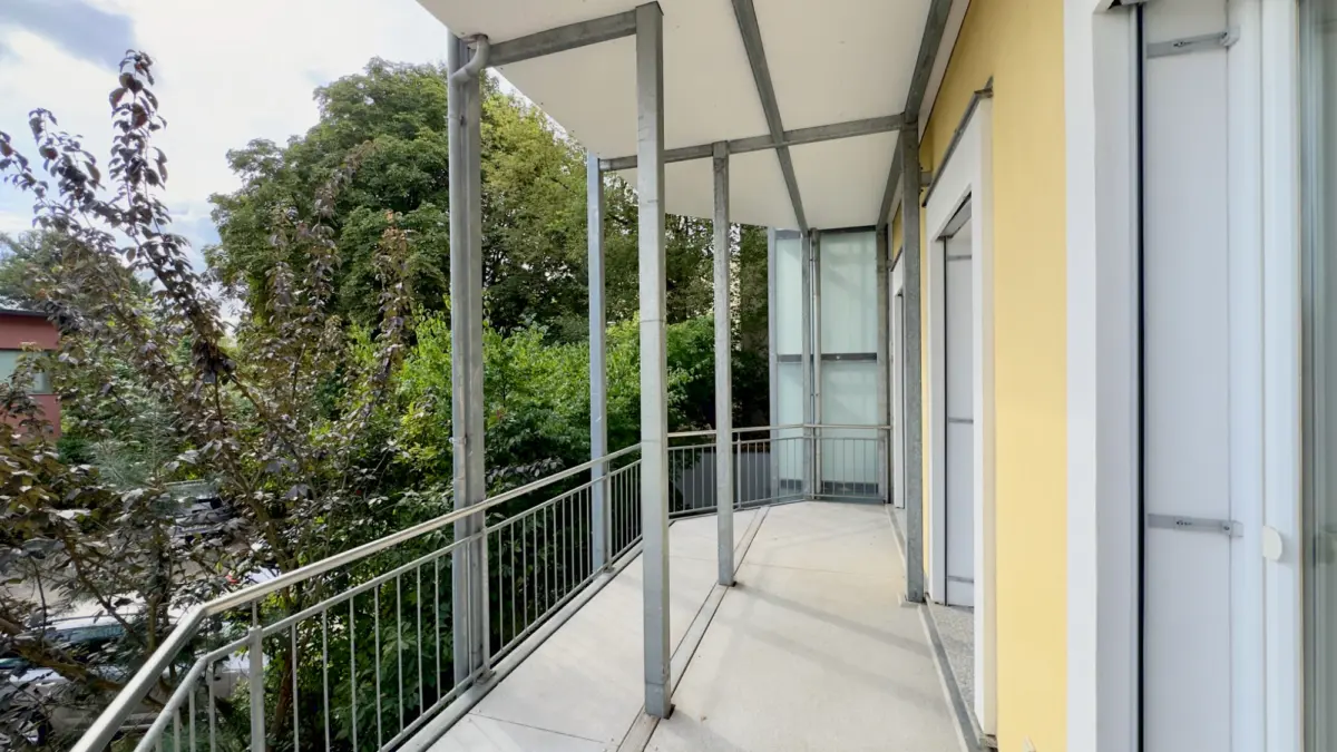 04_Balkon_mit_Gruenblick