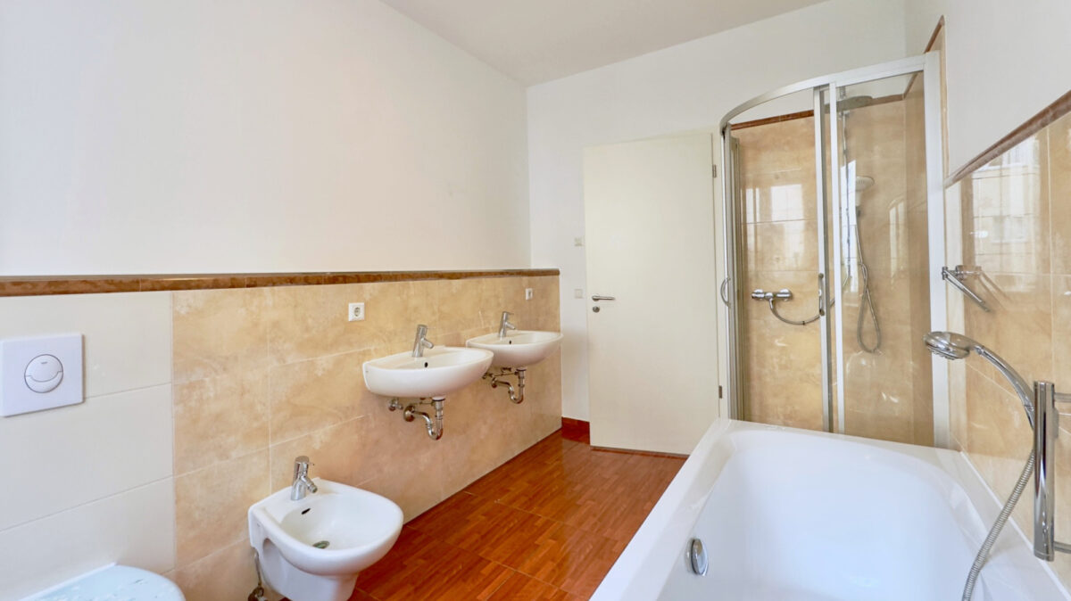 12_Badezimmer_mit_Dusche