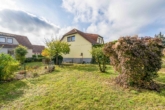 Blick in den Garten - Wohnen am Naturschutzgebiet – Ein-bzw. Zweifamilienhaus mit traumhaften Weitblick, Garage, Sauna & Keller