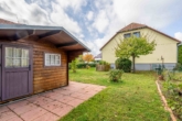 Holzhaus im Garten - Wohnen am Naturschutzgebiet – Ein-bzw. Zweifamilienhaus mit traumhaften Weitblick, Garage, Sauna & Keller
