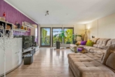 Wohnbereich mit Blick zum Garten - Wohnen am Naturschutzgebiet – Ein-bzw. Zweifamilienhaus mit traumhaften Weitblick, Garage, Sauna & Keller