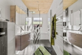 EG: saniertes modernes Badezimmer - Wohnen am Naturschutzgebiet – Ein-bzw. Zweifamilienhaus mit traumhaften Weitblick, Garage, Sauna & Keller