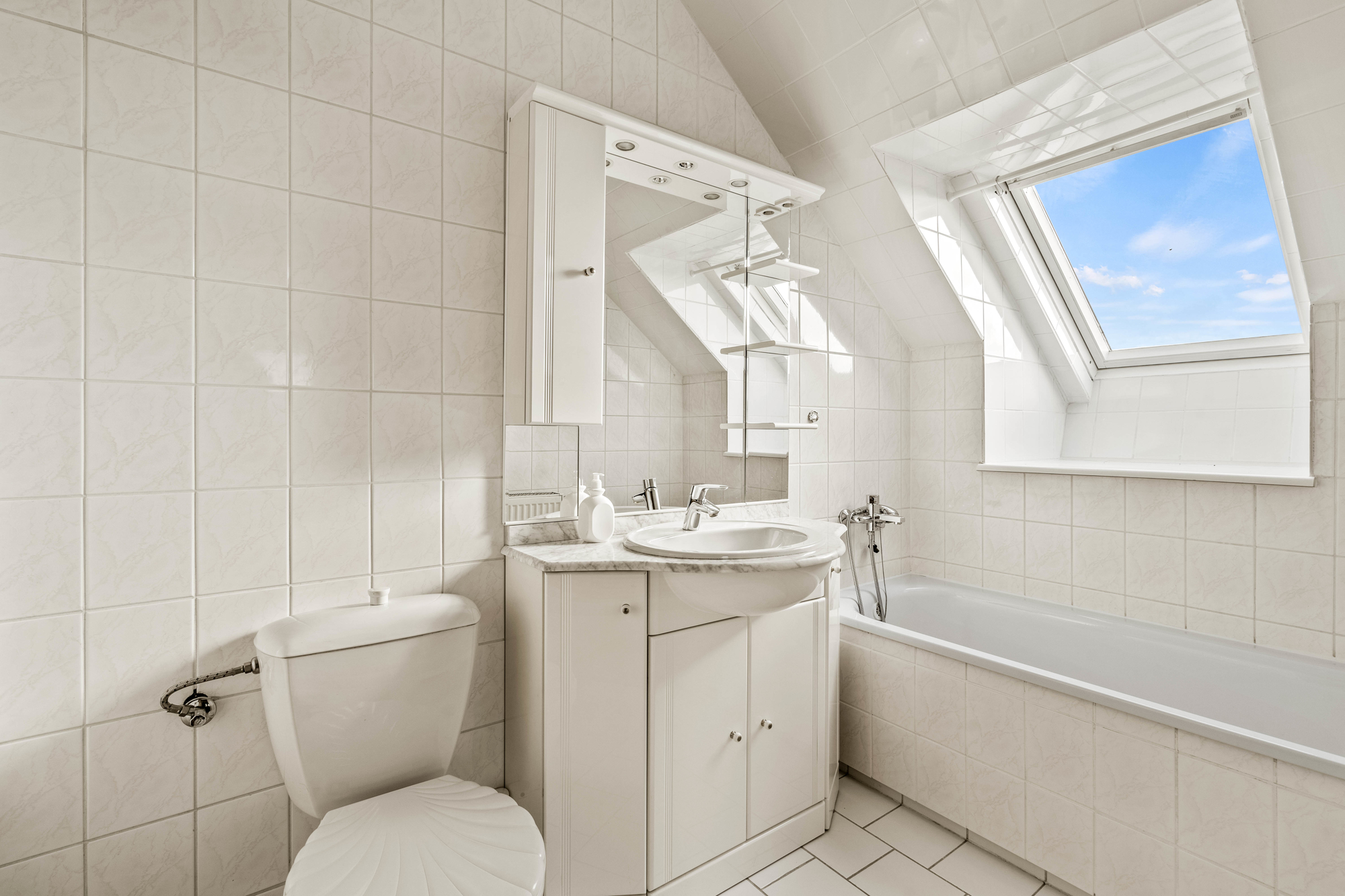 OG: Tageslichtbad mit Wanne