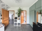 OG: Schlafzimmer mit Blick zum Bad - Wohnen am Naturschutzgebiet – Ein-bzw. Zweifamilienhaus mit traumhaften Weitblick, Garage, Sauna & Keller