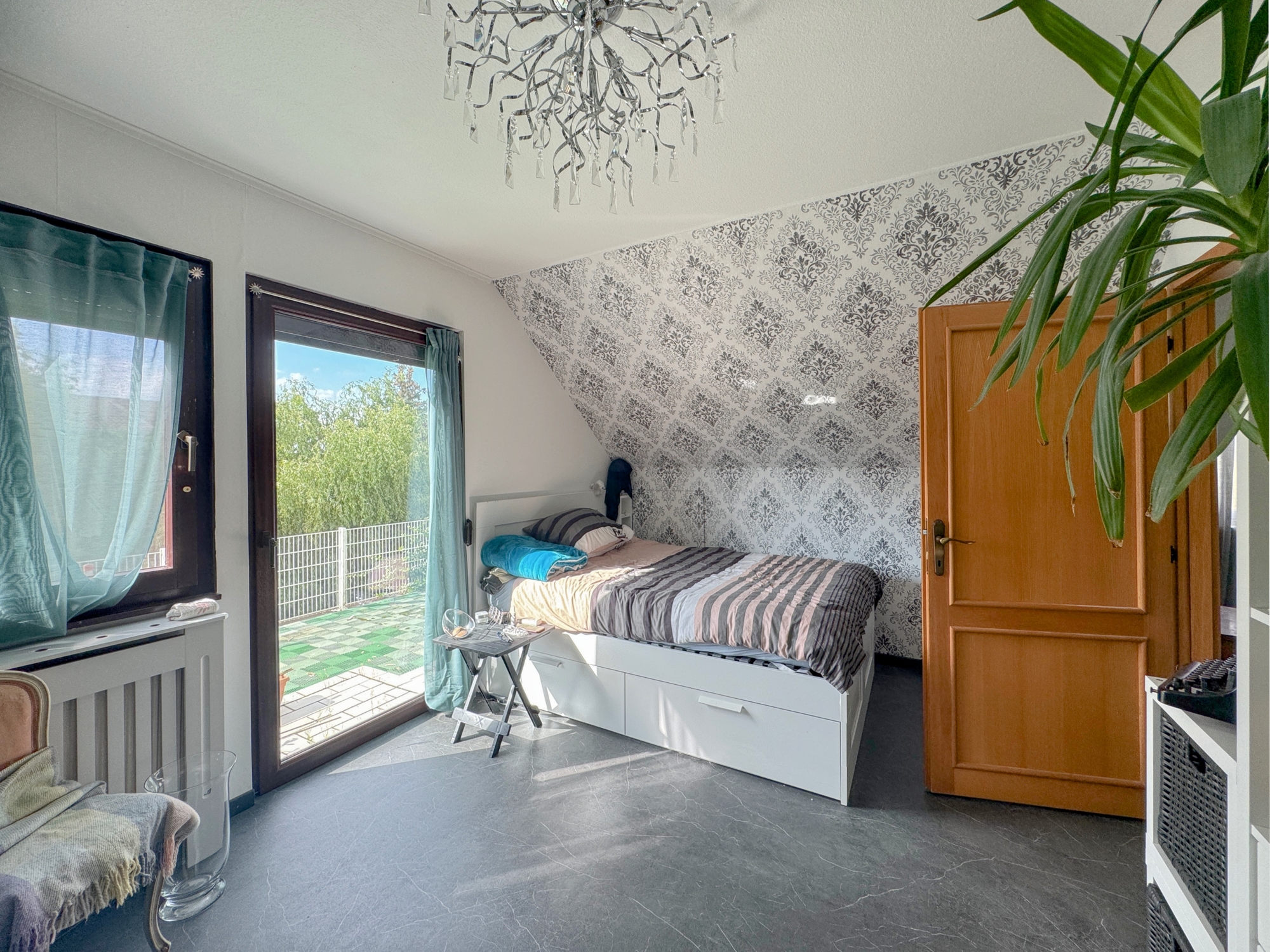 OG: Schlafzimmer mit Zugang zur Dachterrasse
