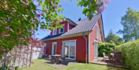 Blick auf das Haus - Charmantes rotes Ferienhaus im skandinavischen Stil- traumhafte Lage am Breeger Bodden nahe der Ostsee