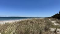Strandaufnahme - Charmantes rotes Ferienhaus im skandinavischen Stil- traumhafte Lage am Breeger Bodden nahe der Ostsee