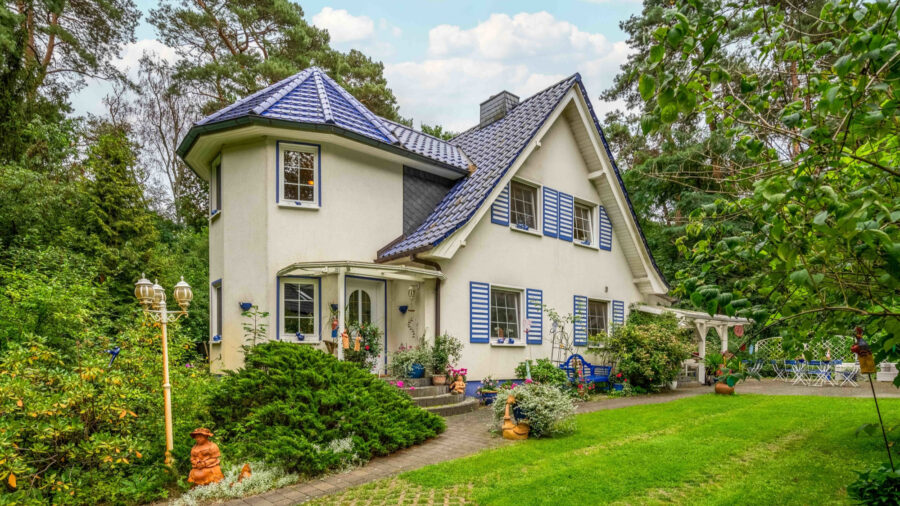 Villa im französischen Stil mit separatem Bungalow – 80 Meter vom Badestrand, 15526 Bad Saarow, Einfamilienhaus