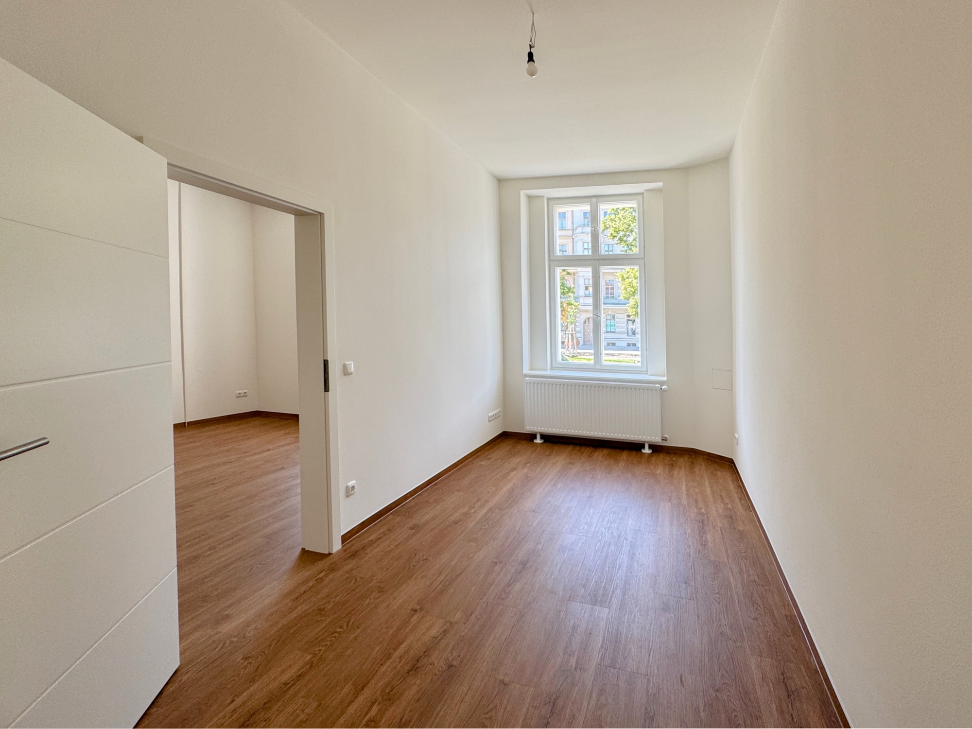 Wohnbereich mit angrenzendem Schlaf-/Arbeitszimmer