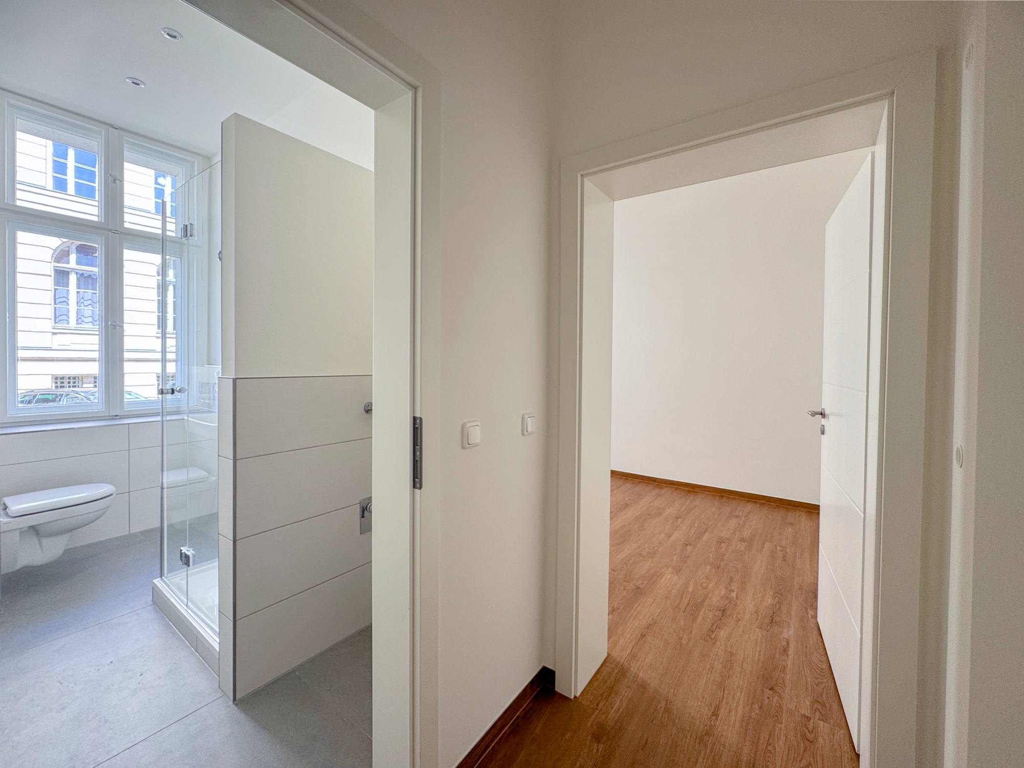 Saniertes Duschbad; Schlafzimmer