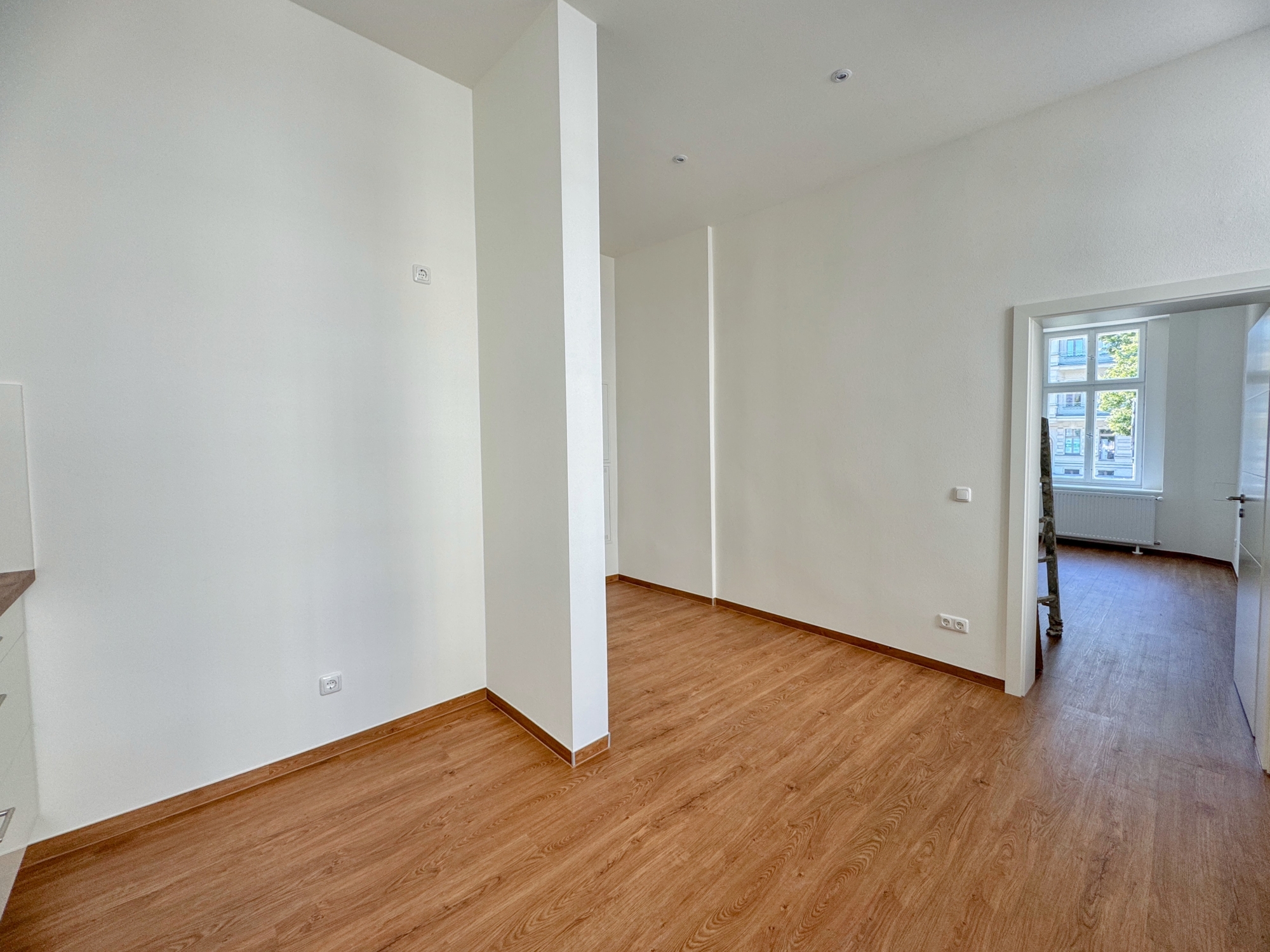 Blick von der Küche zum Wohnzimmer