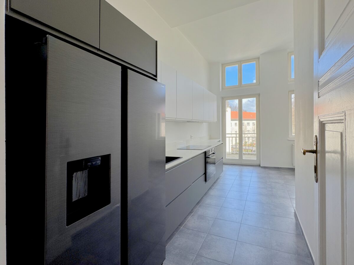 Blick in die Küche zum Balkon
