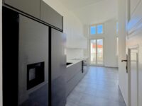 Blick in die Küche zum Balkon
