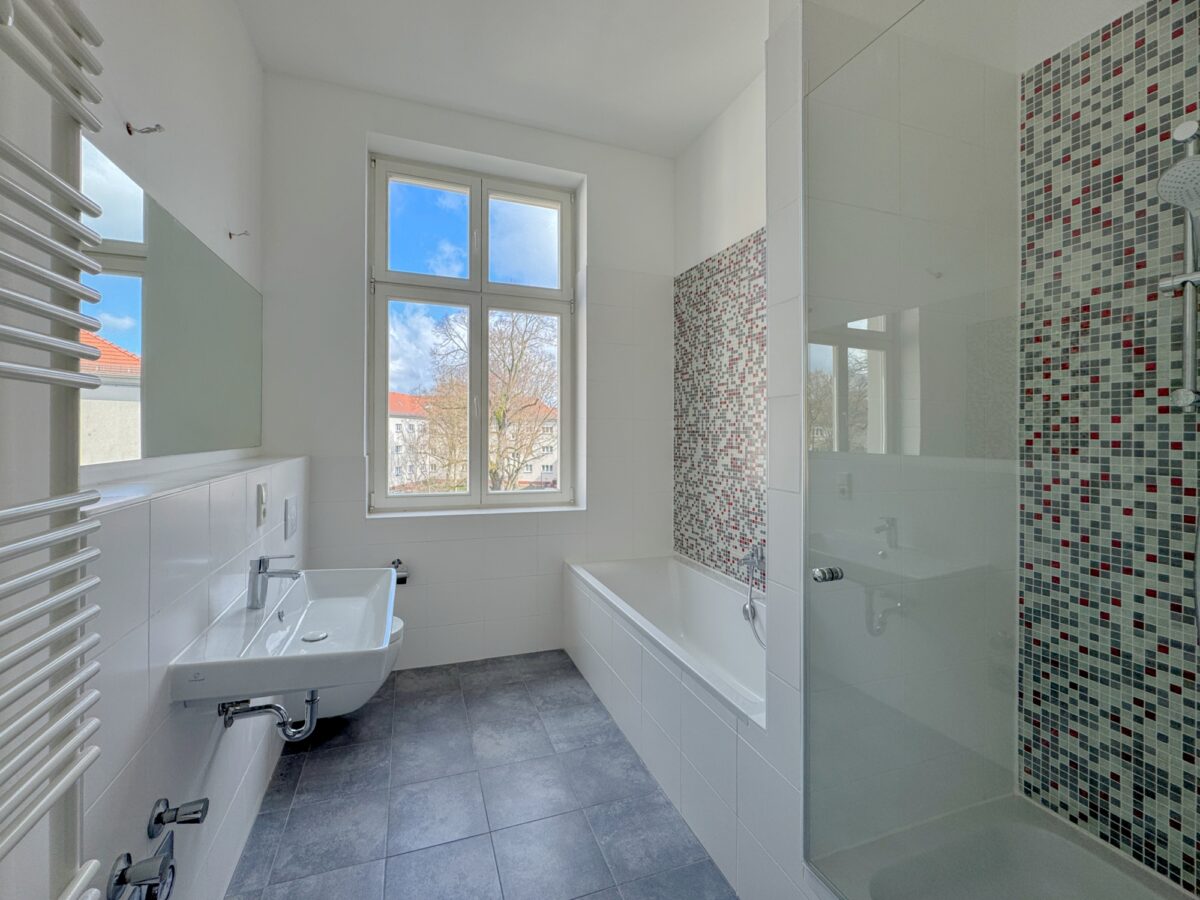 Masterbad mit Dusche und Wanne