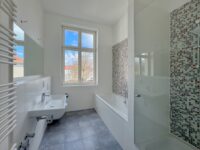 Masterbad mit Dusche und Wanne