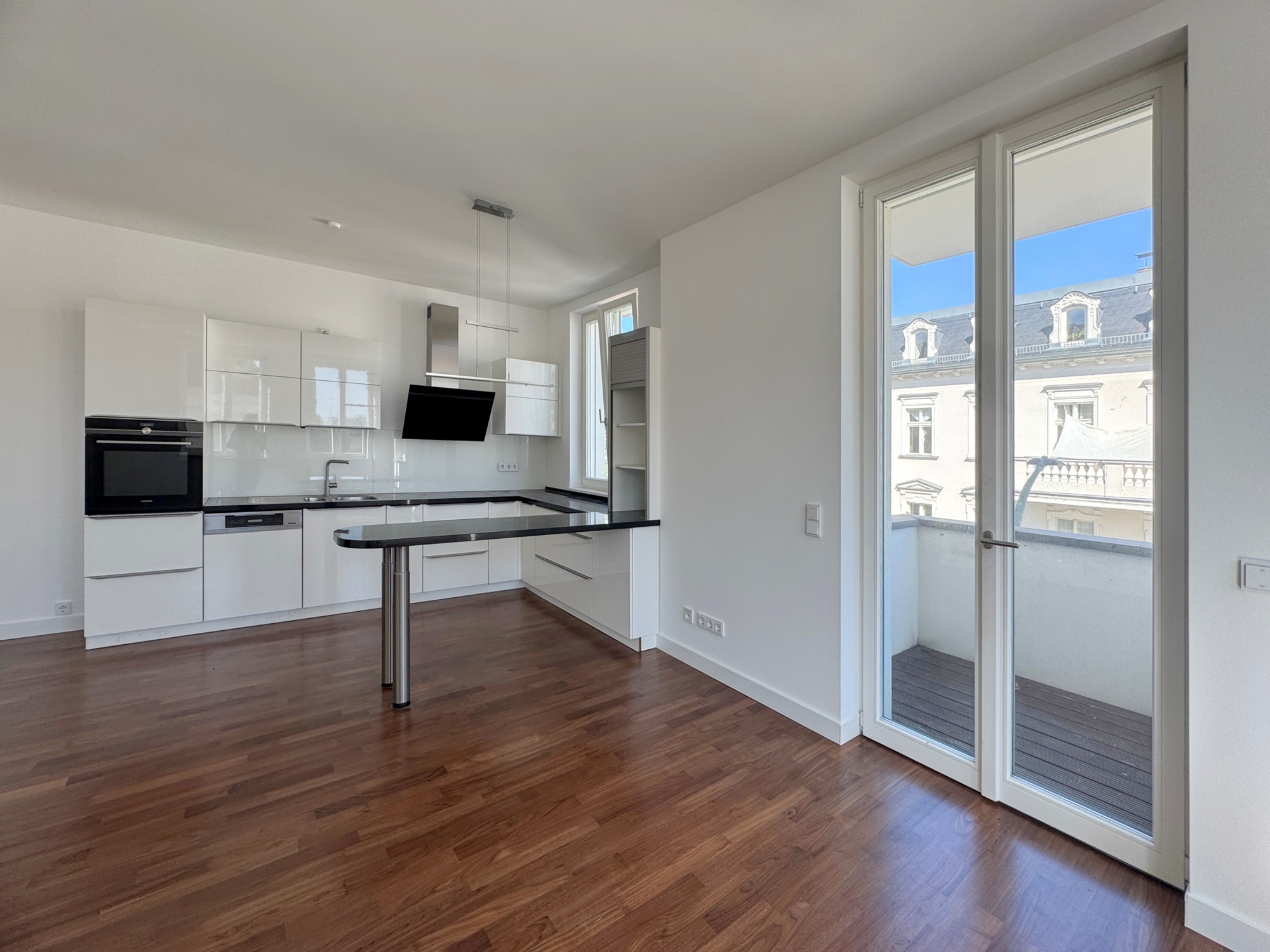 Wohn-Essbereich mit Zugang zum kleinen Balkon