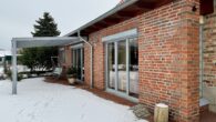 Moderner 4-Seitenhof bietet Platz und Charme für alle Lebensphasen! - Blick auf die Terrasse vor der Küche und dem Wohnzimmer