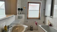 Moderner 4-Seitenhof bietet Platz und Charme für alle Lebensphasen! - Badezimmer in Gewerbe 2
