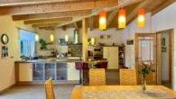 Moderner 4-Seitenhof bietet Platz und Charme für alle Lebensphasen! - Essbereich mit Blick auf die Küche