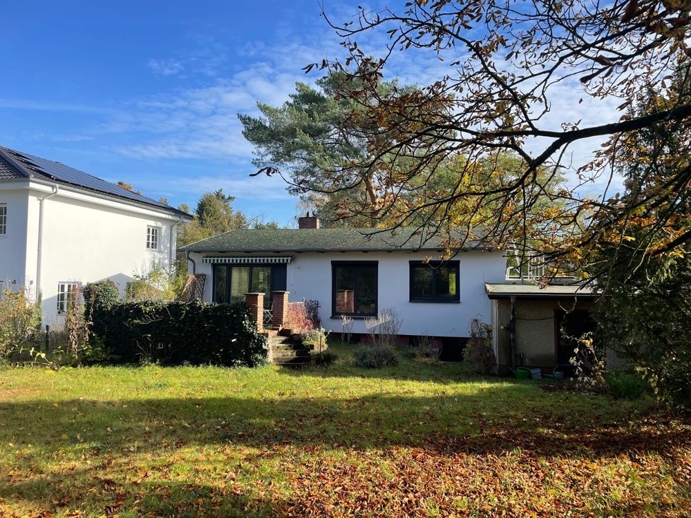 Blick auf das Haus vom Grundstück
