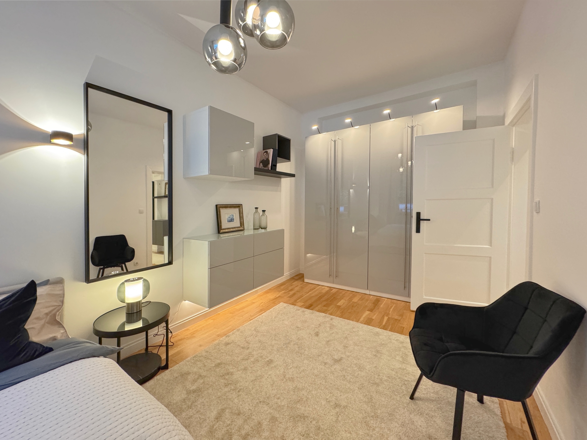 Schlafzimmer mit großem Schrank