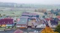 Mehrgenerationenhof - Hochwertiger 3-Seitenhof mit verschiedenen Wohnbereichen - Luftbild 01