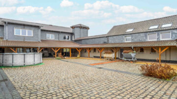 Mehrgenerationenhof – Hochwertiger 3-Seitenhof mit verschiedenen Wohnbereichen, 04916 Schönewalde, Einfamilienhaus