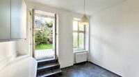 Küche mit Blick in den Garten