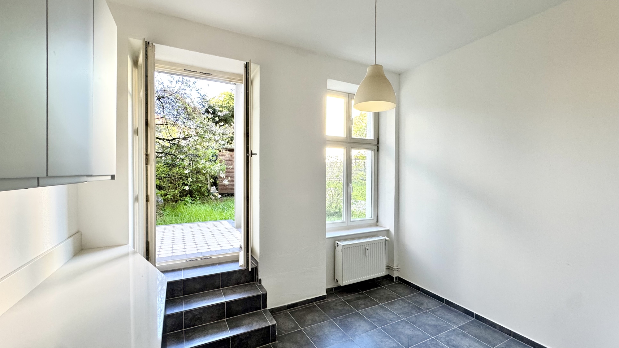 Küche mit Blick in den Garten