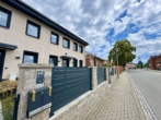 Blick zur Straße - Erstbezug: Modernes Reihenhaus mit 2 Bädern, Vorgarten, Stellplätzen & großem Gemeinschaftshof