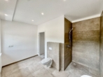 OG: große begehbare Dusche - Erstbezug: Modernes Reihenhaus mit 2 Bädern, Vorgarten, Stellplätzen & großem Gemeinschaftshof