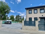Einfahrt bei  -Haus 8D - Erstbezug: Modernes Reihenhaus mit 2 Bädern, Vorgarten, Stellplätzen & großem Gemeinschaftshof