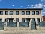 Wohnhäuser - Erstbezug: Modernes Reihenhaus mit 2 Bädern, Vorgarten, Stellplätzen & großem Gemeinschaftshof