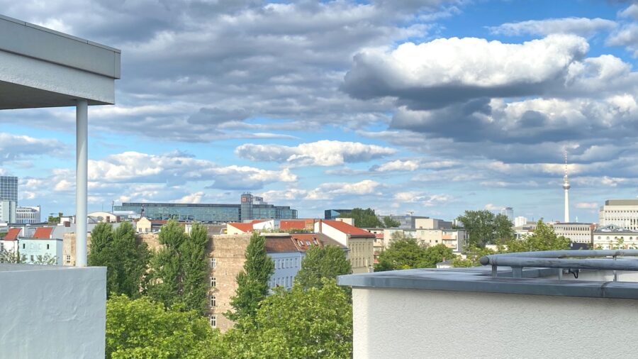 Panoramablick über Berlin – Bezugsfreie Dachgeschosswohnung mit Terrasse, Lift & Tiefgarage, 10557 Berlin, Etagenwohnung